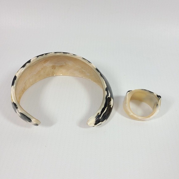 Vintage Black White Shell Cuff Bracelet and Ring Carved From Single Piece - Picture 2 of 12